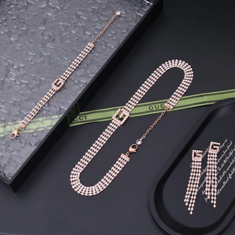 G*u*i necklaces